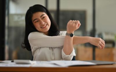 Alongamento para os Ombros: 7 Melhores exercícios simples para aliviar a dor e prevenir lesões no escritório