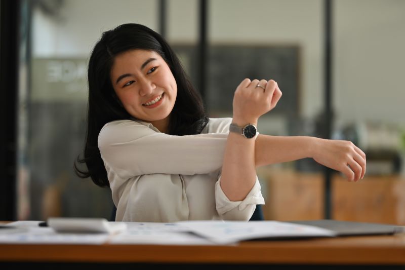 Alongamento para os Ombros: 7 Melhores exercícios simples para aliviar a dor e prevenir lesões no escritório