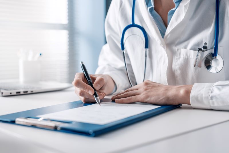 O que é Registro Profissional de Classe? Entenda a obrigatoriedade e as diferenças entre CRM, CREA e CRT