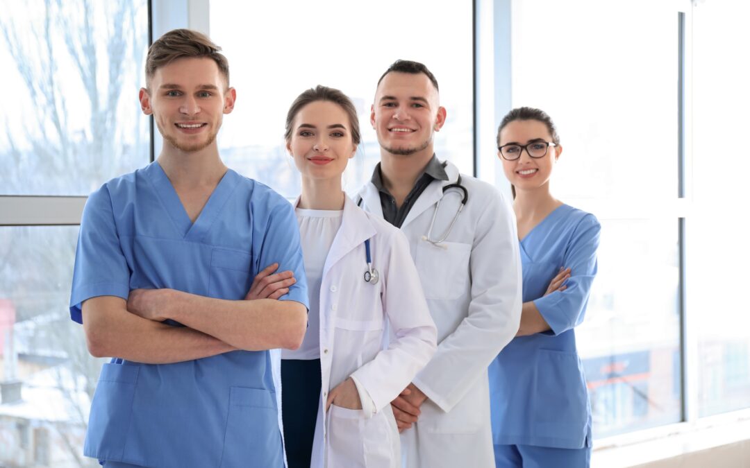 equipe médica posando para foto